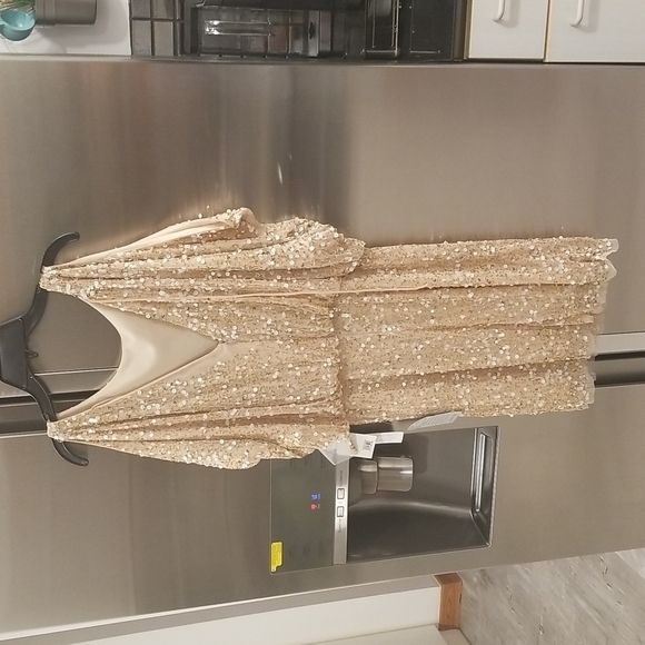 💕AIDAN MATTOX💕 Cold Shoulder Sequin Mini Dress Cocktail Dress Light Gold 6 NWT - Picture 10 of 14